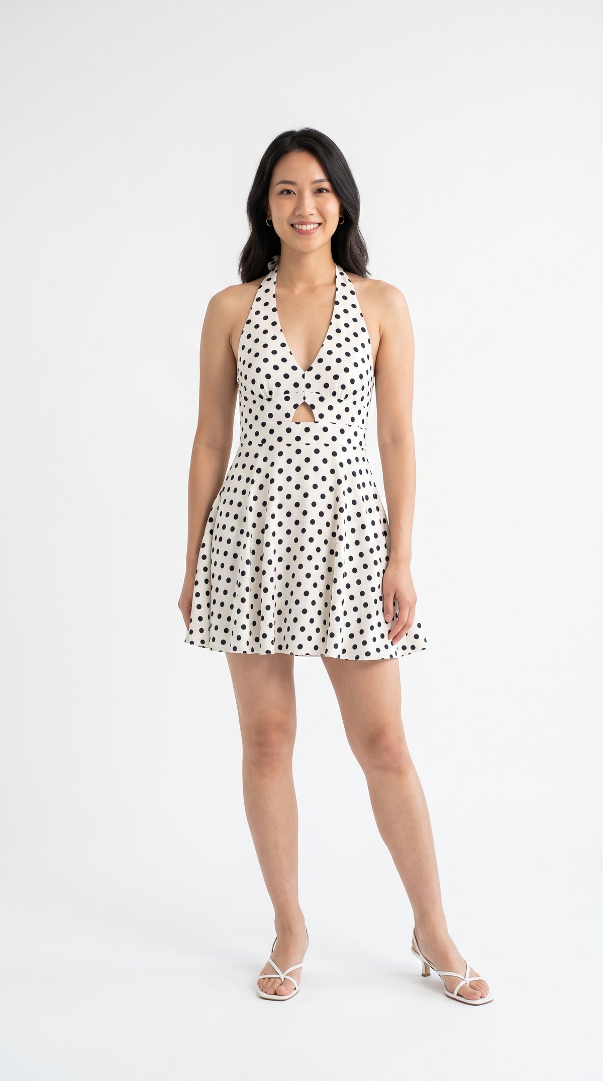 Colette French Halter Dress - modelo con vestido blanco de lunares y escote halter