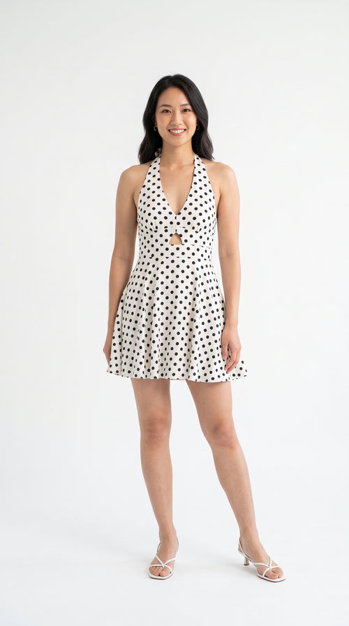 Colette French Halter Dress - modelo con vestido blanco de lunares y escote halter